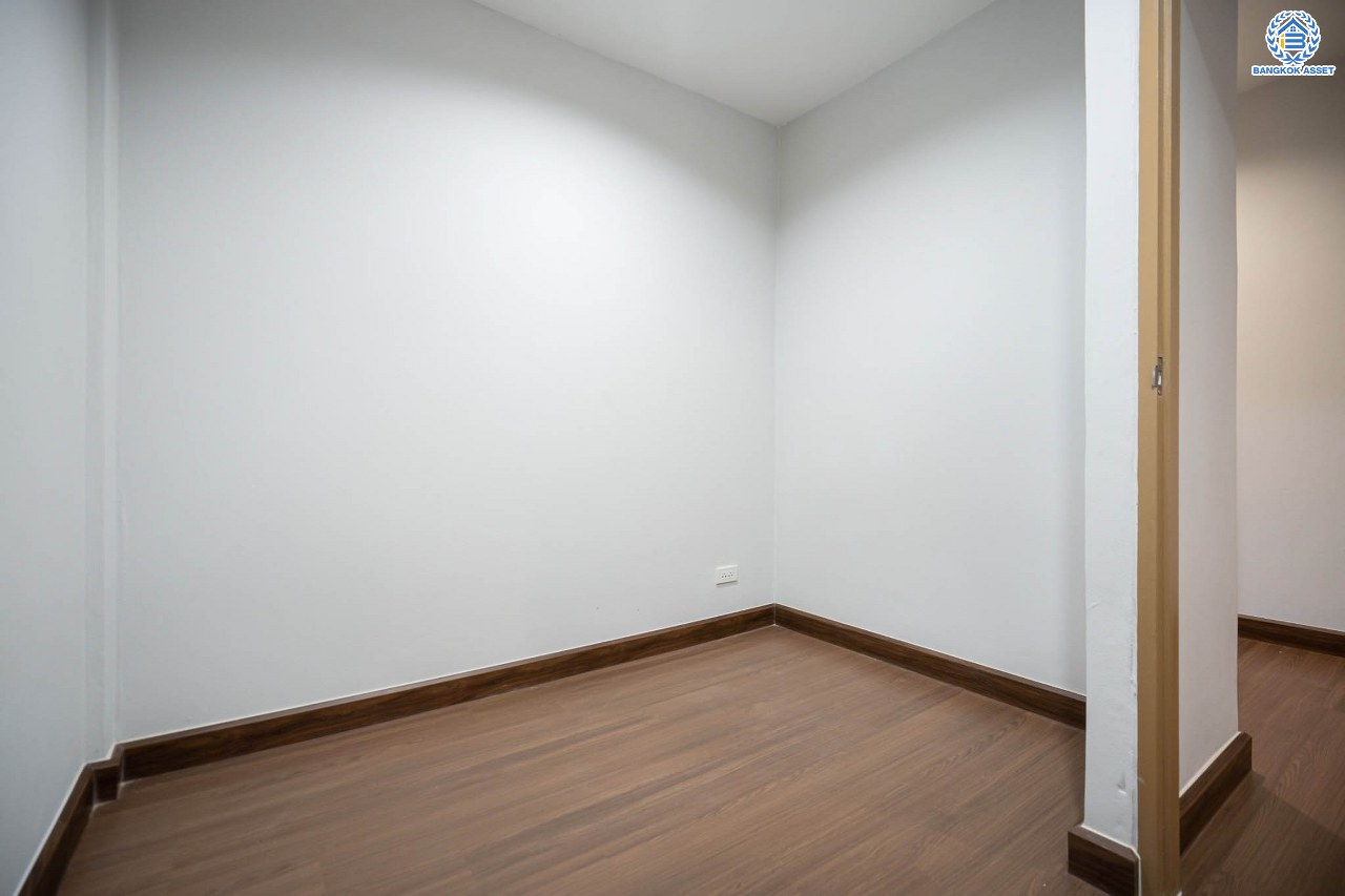 บ้านมือสองตกแต่งใหม่ ทาวน์เฮ้าส์ทำเลโซนเมือง! โครงการ เกร็ดแก้วการ์เด้น รัตนาธิเบศร์ ที่สุดของความคุ้ม เนื้อที่ 17 ตร.ว. พื้นที่ใช้สอย 116 ตร.ม. ฟังก์ชัน 2 ห้องนอน 2 ห้องน้ำ 1 ที่จอดรถ บนทำเลศักยภาพ ติดถนนรัตนาธิเบศร์ ใกล้ทางด่วน "งามวงศ์วาน" เซ็นทรัลรัตนาธิเบศร์ และรถไฟฟ้าสายสีม่วง "สถานีบางกระสอ"...